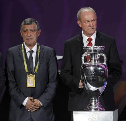 Ukraine, Kiew , l-r: Fernando Santos, Griechenland, Franciszek Smuda Polen hinter dem dem Coupe Henri Delaunay - UEFA Euro 2012 Final Draw, Auslosung UEFA EURO 2012, 02.12.2012