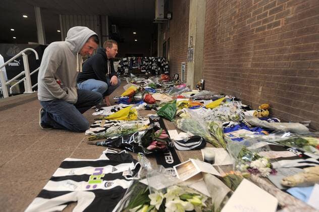 Fans read tributes left for the former Newcastle United midfielder Gary Speed who passed away last week before the Premier League football match between Newcastle United and Chelsea FC on 3 December 2011, at St. James Park, Newcastle upon Tyne, England. Barclays Premier League Newcastle United v Chelsea 3rd December, 2011 EDITORIAL USE ONLY. No use with unauthorised audio, video, data, fixture lists, club league logos or live services. Online in-match use limited to 120 images, no video emulation. No use in betting, games or single club league player publications.
