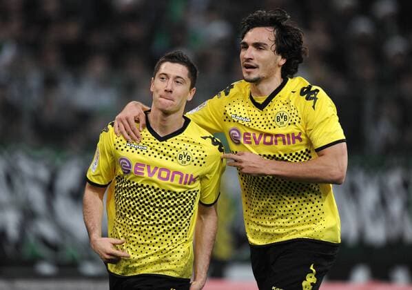 03-12-2011, Fussball, Saison 2011-2012, 1. Bundesliga, 15. Spieltag, Borussia Mönchengladbach - Borussia Dortmund 1-1, Jubel Robert Lewandowski (Borussia Dortmund), li., und Mats Hummels (Borussia Dortmund)