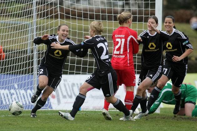 04.12.2011, Frauenfußball, DFB-Pokal, Viertelfinale: 1. FFC Frankfurt - Turbine Potsdam. Gina Lewandowski (1. FFC Frankfurt, L) jubel t nach ihrem Tor zum 1:0 mit Saskia Bartusiak (1. FFC Frankfurt).