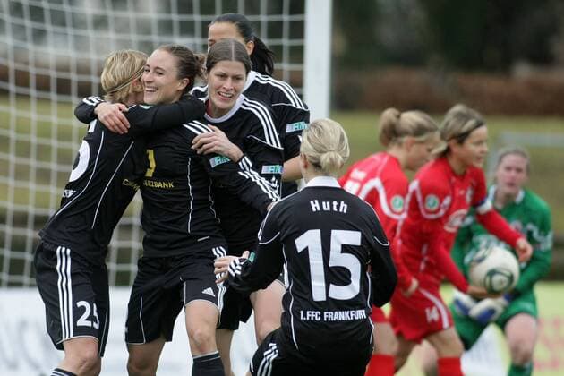 04.12.2011, Frauenfußball, DFB-Pokal, Viertelfinale: 1. FFC Frankfurt - Turbine Potsdam. Gina Lewandowski (1. FFC Frankfurt, 2.von links) jubel t nach ihrem Tor zum 1:0 mit Saskia Bartusiak (1. FFC Frankfurt).