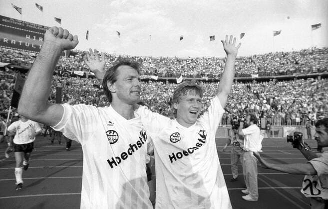Eintracht Frankfurt ist Pokalsieger 1988 - Lajos Detari (re.) und Karl Heinz Körbel jubeln