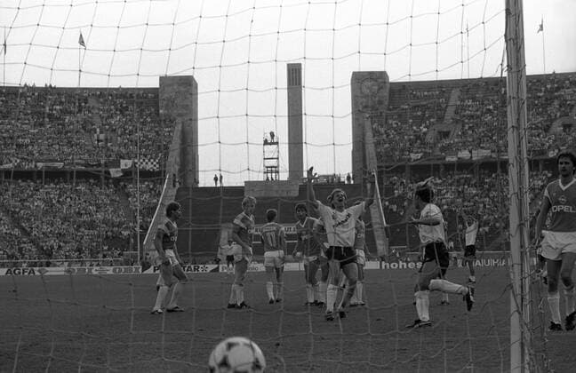 Fußball, DFB-Pokalfinale 1987 1988, Eintracht Frankfurt - VfL Bochum Eintracht Frankfurt - VfL Bochum 1:0 - Dietmar Roth (Frankfurt, Mitte) bejubelt den entscheidenden Torerfolg, dahinter die enttäuschten Lothar Woelk (li.), Rob Reekers (2.v.li.) und Thomas Epp (4.v.li.)