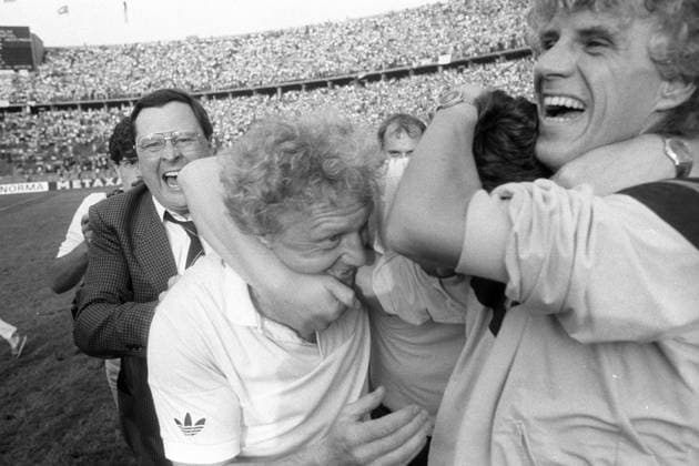 Trainer Karl Heinz Feldkamp (2.v.li.) und Co Trainer Bernd Lehmann (re., beide Bayer 05 Uerdingen) sind DFB Pokalsieger 1985