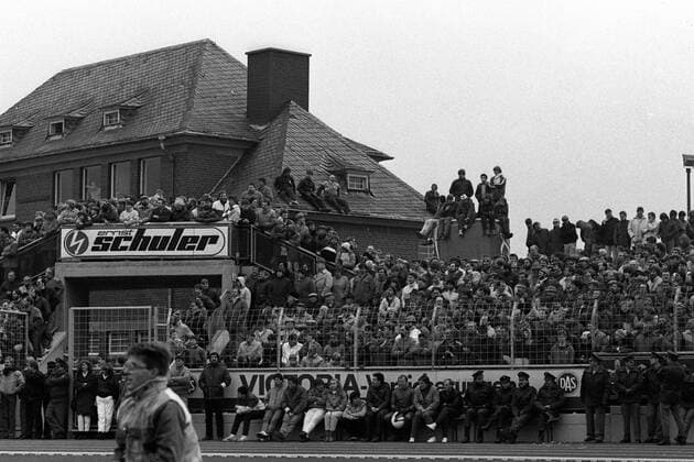 Fußball, Stadiongeschichte Eintracht Trier Fans von Eintracht Trier genießen die Aussicht am Moselstadion