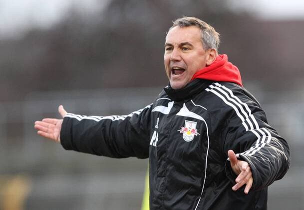 Wolfsburg, VfL-Stadion, 04.12.2011, Fußball, Regionalliga Nord , VfL Wolfsburg II. (U23) - RasenBallsport Leipzig 0:2 (0:0) , Im Bild: Trainer Peter Pacult (RB Leipzig). ,