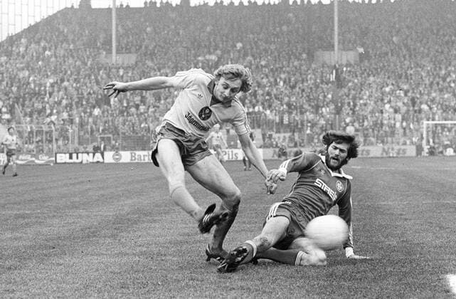 Reinhard Kindermann (Eintracht Braunschweig, li.) gegen Friedhelm Funkel (1. FC Kaiserslautern)