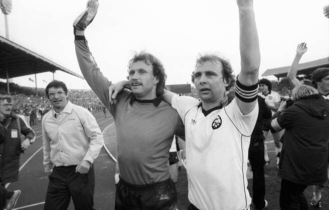 Torwart Jürgen Pahl (li.) und Bernd Hölzenbein jubeln, hi.li. Trainer Lothar Buchmann Eintracht Frankfurt ist DFB Pokalsieger 1981