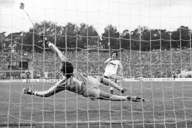 Lothar Matthäus (Gladbach) verschießt gegen Torwart Jean Marie Pfaff (Bayern) Elfmeterschießen Pokalfinale 1984 FC Bayern München - Borussia Mönchengladbach 8:7 n.E.