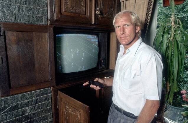 Rolf Rüssmann (Fußball-Manager) 06 85 rag Rolf Rüssmann im Juni 1985 Deutschland deutsch Deutscher Homestory privat exklusiv Fußball Management Manager Fußballer Fußballspieler Sport german soccer sports quer halb stehend Fernseher Fernsehgerät Fernsehapparat TV Fernbedienung Bildschirm Fußballspiel