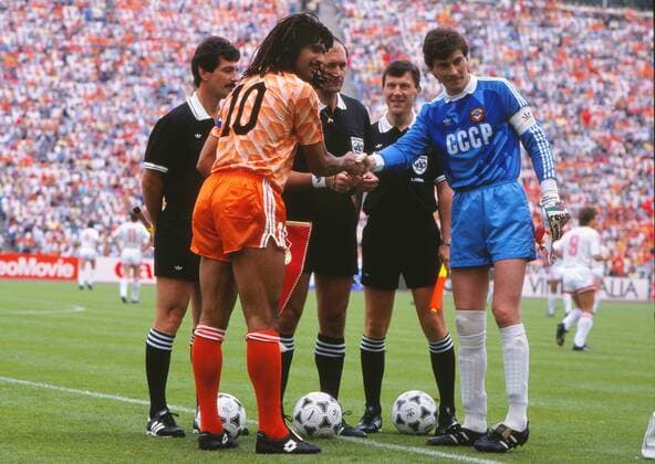 Captains shake hands : Ruud Gullit (Holland) and Rinat Dassaev (Russia) Holland v USSR. European Championships Final. 1988. 25 06 1988. 