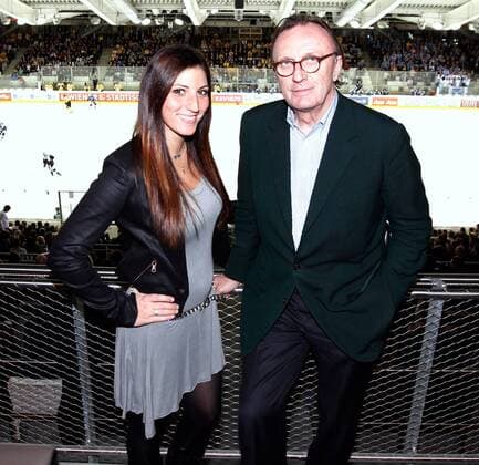 EISHOCKEY - EBEL, Capitals vs Black Wings WIEN,AUSTRIA,06.DEZ.11 - DIVERS, EISHOCKEY, SCHWIMMEN - EBEL, Erste Bank Eishockey Liga, EV Vienna Capitals vs EHC Black Wings Linz. Bild zeigt Mirna Jukic und Praesident Hans Schmid (Capitals). 