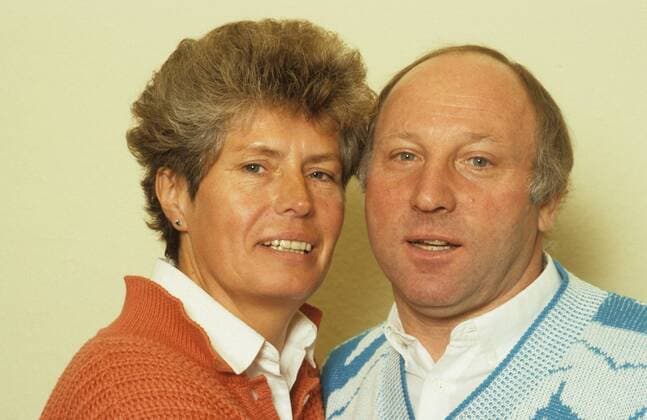 Uwe Seeler und Ehefrau Ilka 10 86 ru Fußball Nationalmannschaft leger Homestory Pullover Portrait quer