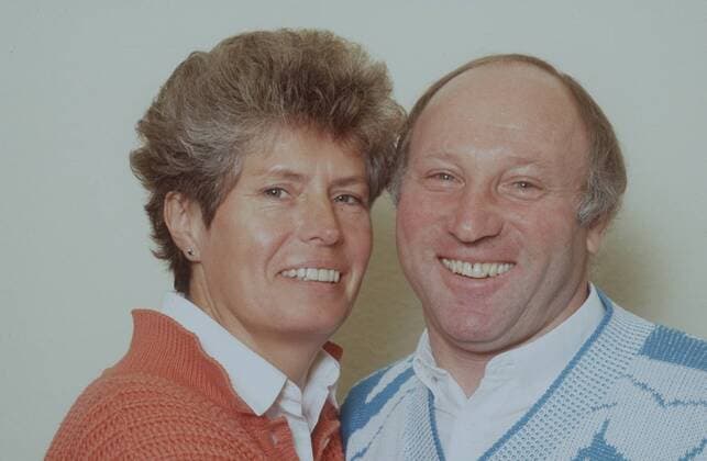 Uwe Seeler und Ehefrau Ilka 10 86 ru Fußball Nationalmannschaft leger Homestory Pullover Portrait quer lächelnd