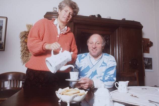 Uwe Seeler und Ehefrau Ilka 10 86 ru Fußball Nationalmannschaft leger Homestory Pullover Tisch Wohnzimmer Kaffeetasse Kaffeekanne Schrank halb quer