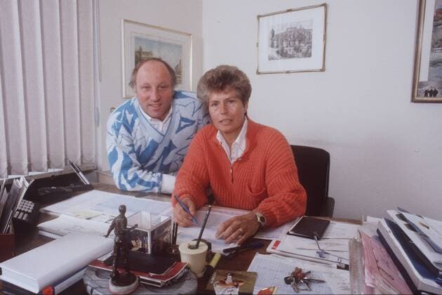 Uwe Seeler und Ehefrau Ilka 10 86 ru Fußball Nationalmannschaft leger Homestory Pullover Schreibtisch Büro Unterlagen Stift neutral sitzend halb quer