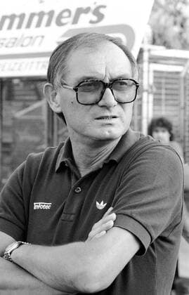 Branko Zebec (Fußballtrainer) 08 83 ru Branko Zebec während des Bundesliga-Fußballspiels Arminia Bielefeld gegen Eintracht Frankfurt am 31. August 1983 Kroate Jugoslawe Jugoslawien Kroatien Mann Trainer Fußball ehemalig ehemaliger Fußballspieler Fußballer dunkelhaarig kurzhaarig Polohemd Poloshirt leger sportlich Logo Adidas Stickerei Uhr Armbanduhr Sonnenbrille Brille hoch Portrait ernst verschränkte Arme verschränkt sw