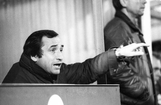 Alexander Mandziara (Fußballtrainer) 11 82 ket Alexander Mandziara im November 1982 Mann Fußball Bundesliga Trainer Polen Pole polnischer Rot Weiß Essen Bundesliga zweite 2. polish soccer football quer halb Halbprofil sprechend gestikulierend Spielfeldrand Trainerbank