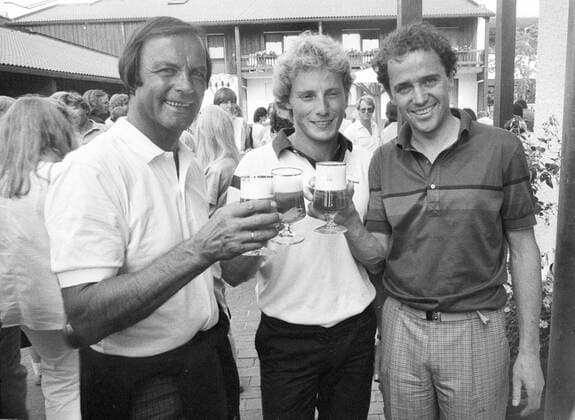 Toni Sailer, Bernhard Langer, Christian Neureuther (v.li.) 08 83 vZ Anton Sailer, Bernhard Langer und Christian Neureuther (v.li.) im August 1983 bei einem Golfturnier Charity Benefiz Golf Golfsport golfen Golfer Golfspieler Österreich Österreicher österreichischer Deutschland deutscher deutsche deutsche Skifahren Skifahrer Skisport Skirennläufer Skirennfahrer austrian sportsman german quer halb stehend lächelnd prostend Bier Biergläser Bierglas Glas Gläser fröhlich sw