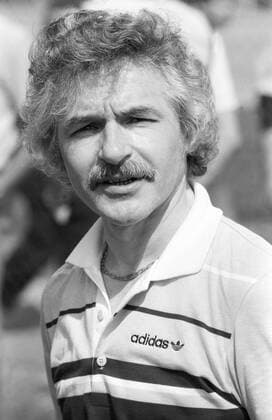 Adolf Katzenmeier (Physiotherapeut) 06 84 ru Adolf Katzenmeier während der Fußball-Europameisterschaft vom 12. bis zum 21.06.1984 in Frankreich Fußball UEFA EM Meisterschaft Europa Fußball Deutschland deutsch Deutscher Mann Masseur DFB Physiotherapie Medizin german physiotherapist physical therapist grauhaarig SChnäuzer Schnauzbart Oberlippenbart Schnurrbart Bart leger sportlich Poloshirt Polohemd Adidas hoch Portrait neutral sw