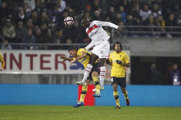 Marvin Martin (Sochaux) contre Mohamed Sissoko (PSG) Football : FC Sochaux Paris Saint Germain - Ligue 1 - 10.12.2011 - GwendolineLeGoff Panoramic 