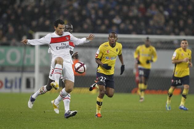 Cedric Bakambu (Sochaux) contre Ceara (PSG) Football : FC Sochaux Paris Saint Germain - Ligue 1 - 10.12.2011 - GwendolineLeGoff Panoramic 