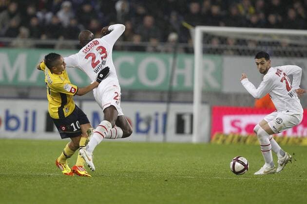 Ryad Boudebouz (Sochaux) contre Mohamed Sissoko Javier Pastore (PSG) Football : FC Sochaux Paris Saint Germain - Ligue 1 - 10.12.2011 - GwendolineLeGoff Panoramic 