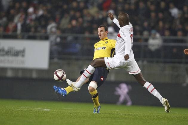 Loic Pujol (Sochaux) contre Mohamed Sissoko (PSG) Football : FC Sochaux Paris Saint Germain - Ligue 1 - 10.12.2011 - GwendolineLeGoff Panoramic 