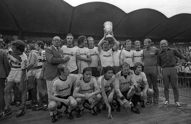 Eintracht Frankfurt ist DFB Pokalsieger 1975, hi.v.li.: x, Karl Heinz Körbel, Bernd Lorenz, Gert Trinklein, Jürgen Grabowski mit der Trophäe, Trainer Dietrich Weise, Peter Reichel, Bernd Hölzenbein, Co Trainer Dieter Stinka, Zeugwart Anton Hübler; vorn: Willi Neuberger, Roland Weidle, Klaus Beverungen, Torwart Günther Wienhold und Bernd Nickel