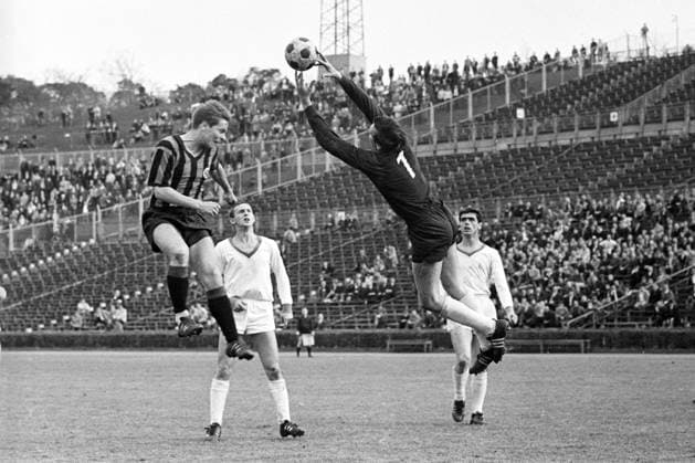 Eintracht Frankfurt - Borussia Neunkirchen 1:2 - Horst Trimhold (Frankfurt, li.) gegen Torwart Willi Ertz (Neunkirchen)