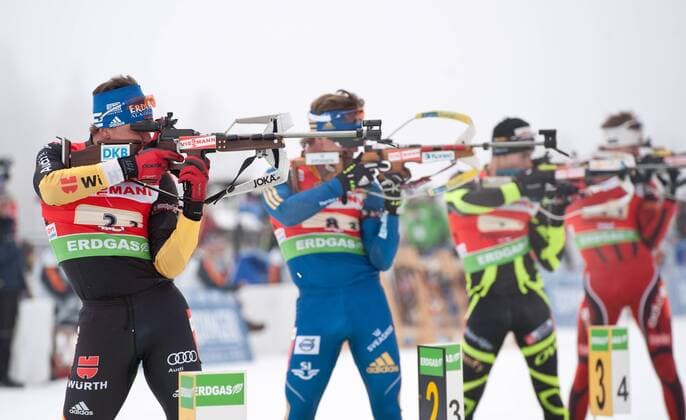 Michael GREIS (GER), Magnus JONSSON (SWE), Alexis BOEUF (FRA) und Emil Hegle SVENDSEN (vl NOR) beim Stehendschiessen. 4x7,5km Staffel der Männer Wintersport: IBU Biathlon Weltcup Saison 2011 2012 in Hochfilzen, Österreich am 11.12.2011,