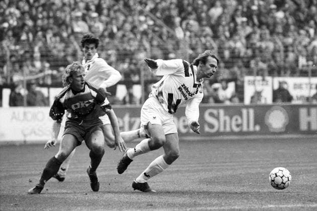 Jubiläumstorschützen der Bundesliga Aleksandr Borodyuk (SC Freiburg, re.) gegen Andreas Brehme (1. FC Kaiserslautern)