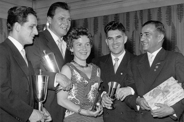 Deutschlands Sportler des Jahres 1955, v.li.: Hans Günter Winkler (Platz 1), Gerhard Hecht (Platz 2), Helene Kienzle (Platz 1), Heinz Fütterer (Platz 3), H.P. Müller (Platz 4) - DEUTSCHSPRACHIGE SPORTZEITSCHRIFTEN UND -ZEITUNGEN NUR NACH RÜCKSPRACHE