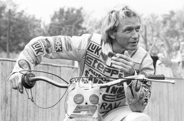 Egon Müller (Motorsportler) 08 88 dar Egon Müller am Rande von Dreharbeiten zu Die Männer vom K3 im August 1988 Deutschland deutsch Deutscher Motorsport Motocross Rennsport Speedway Speedwayfahrer Fahrer Motorrad Motorradfahrer Motorradsport Sänger Musiker Amadeus Liszt german racing Overall sportlich Motorrad quer Portrait halb aufgestützt aufstützend lächelnd draußen sw