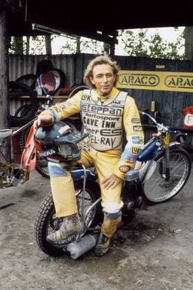Egon Müller (Motorsportler) 08 88 dar Egon Müller am Rande von Dreharbeiten zu Die Männer vom K3 im August 1988 Deutschland deutsch Deutscher Motorsport Motocross Rennsport Speedway Speedwayfahrer Fahrer Motorrad Motorradfahrer Motorradsport Sänger Musiker Amadeus Liszt german racing Overall sportlich Motorrad hoch ganz sitzend freistellbar draußen