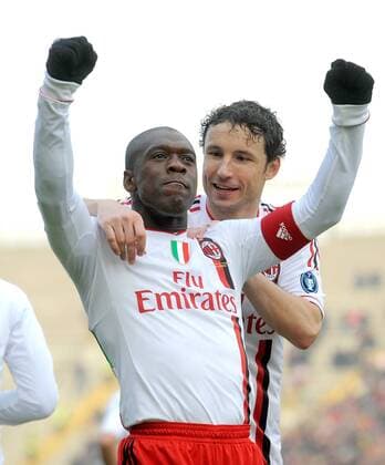 FUSSBALL INTERNATIONAL SERIE A SAISON 2011 2012 FC Bologna - AC Mailand 11.12.2011 JUBEL Clarence Seedorf, Mark Van Bommel (v. li., AC Mailand) 
