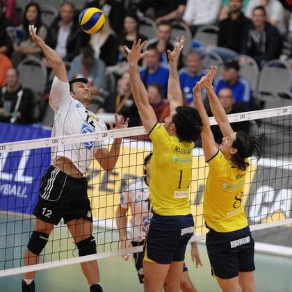 vlnr: Joao JOSE (VfB Friedrichshafen), Dias MASSINATORI (Remat Zalau ROM) und Peter NAGY (Remat Zalau ROM) Volleyball, 1. Bundesliga, Männer, 2012 CEV Volleyball Champions League, VfB Friedrichshafen - Remat Zalau (ROM), 14.12.2011