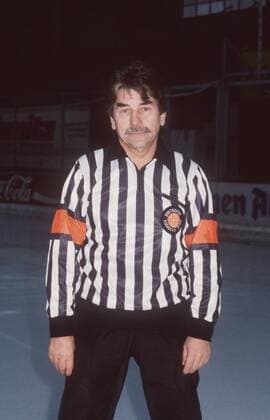 Jupp Kompalla (Schiedsrichter Eishockey) 01 89 hör Mann dunkelhaarig kurzhaarig Schnurrbart Schnauzer sportlich Trikot gestreift Eis Eishalle Hockey Arena hoch halb stehend neutral