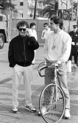 Ayrton Senna (re.) mit Alain Prost 05 89 ma Ayrton Senna und Alain Prost am 07.05.1989 beim 47. Grand Prix de Monaco Großer Preis von Monaco Brasilien Brasilianer Frankreich Franzose Männer Mann Rennsport Rennfahrer Formel Eins 1 Rennen Autorennen Motorsport Rennsportler dunkelhaarig kurzhaarig Locken leger sportlich Poloshirt Polokragen Sweatshirt Fahrrad Rennrad Blouson Sonnenbrille Hochformat hoch ganz stehend draußen Außenaufnahme sw