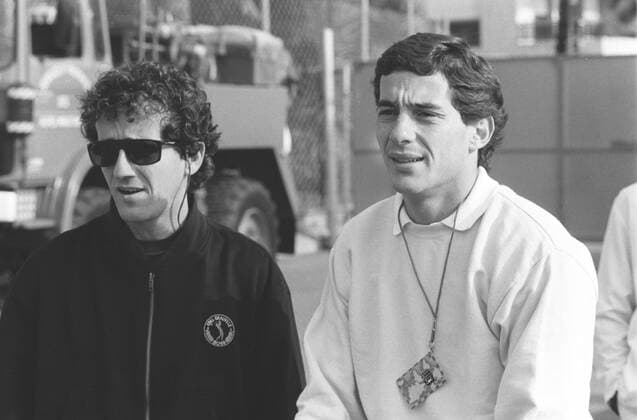 Alain Prost (li.) und Ayrton Senna 05 89 ma Mann Rennfahrer Rennsport Formel Eins Rennen Autorennen Motorsport dunkelhaarig kurzhaarig leger stehend draussen halb quer lächelnd sich umschauend 47. Grand Prix de Monaco (Formel 1) SW-Negativ
