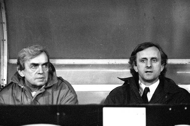 Aus 1. BL Saison 1985 1986 Hannover 96 (dunkles Trikot) gegen den Hamburger SV (HSV Hamburg) 0:2 am 18.03.1986 im Niedersachsenstadion - HSV Trainerbank mit Trainer Ernst Happel li. und Co. Tr. Alexandar Ristic.
