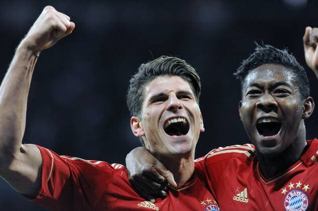 Jubel bei den beiden Torschützen Mario GOMEZ (FC Bayern München) und David ALABA (FC Bayern München) Fussball, 1. Bundesliga, Spieltag 17, Saison 2011 2012, Bayern München - 1. FC Köln, 16.12.2011