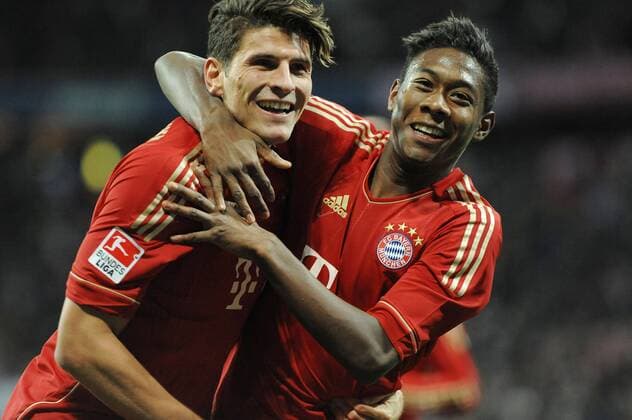 Jubel bei den beiden Torschützen Mario GOMEZ (FC Bayern München) und David ALABA (FC Bayern München) Fussball, 1. Bundesliga, Spieltag 17, Saison 2011 2012, Bayern München - 1. FC Köln, 16.12.2011