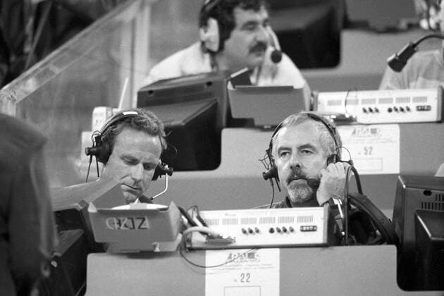 WM 1990, Mailand: ARD Kommentator Heribert Faßbender und Co Kommentator Karl Heinz Rummenigge (beide Deutschland) auf der Pressetribüne