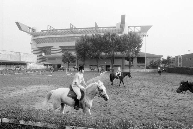 1 Jahr bis WM 2022: Historie, Stadien und Architektur Fußball-WM 1990: Reiter trainieren auf einem Platz vor dem Giuseppe Meazza Stadion in Mailand