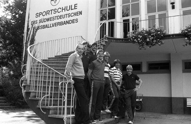 01.09.1983, Edenkoben - 1. Bundesliga 1985 1986 - Trainingslager 1. FC Kaiserslautern in der Sportschule des südwestdeutschen Fussballverbandes - L-R: Trainer Dietrich Weise, Uwe Frowein, Axel Brummer, Andreas Brehme, Dieter Kitzmann und Manfred Plath