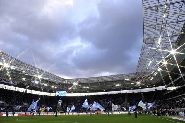 Stadion Rhein-Neckar-Arena Sinsheim-Hoffenheim bei Flutlicht, Fahnenschwenker vor dem Spiel der TSG 1899 Hoffenheim Fußball Herren GER 1. BL Spieltag 16 Saison 2011 2012 Sinsheim-Hoffenheim WIRSOL Rhein-Neckar-Arena 17.12.2011