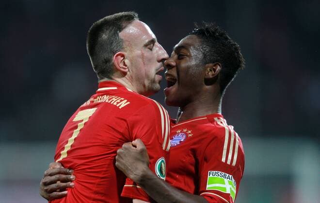 20.12.2011, Bochum, Fussball, DFB-Pokal, Achtelfinale, VfL Bochum - FC Bayern München. Franck Ribery (München) und David Alaba (München) jubeln nach dem Siegtreffer zum 1:2. Jubel Freude Erfolg Optimistisch