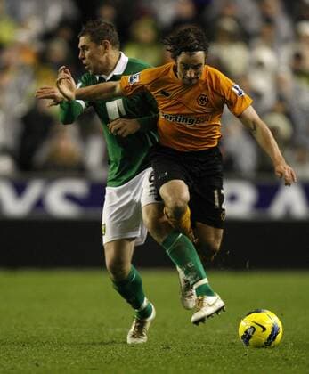 Football -Premier League - Wolverhampton Wanderers vs. Norwich City- Wolves Stephen Hunt beats Norwich s Grant Holt at Molinuex. 
