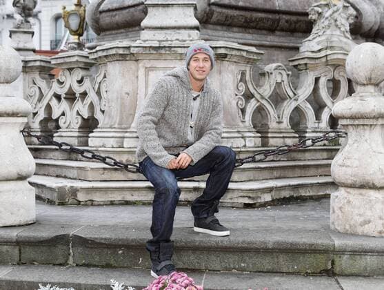 Tennis Profi Philipp Kohlschreiber (GER) in der Altstadt von Linz,AUT,Portrait, Einzelbild,Ganzkoerper,Querformat,winterlich,Winter,Tourist,
